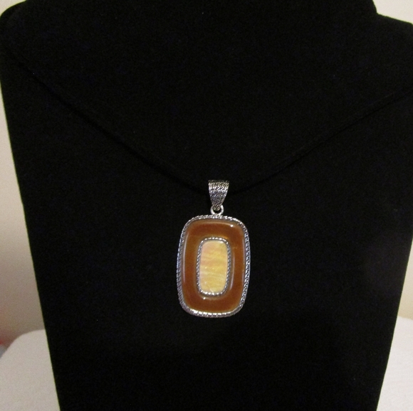 LIA SOPHIA || Mother of Pearl Inlay Pendant - Picture 5 of 14